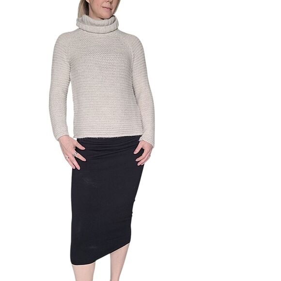 Elegant Black Sleeveless Dress - Picture 7 of 8